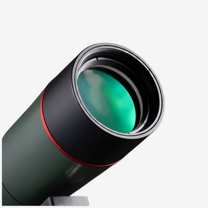 Gros plan sur l'objectif 60mm de la longue-vue exotelos avec traitement optique vert et bague rouge