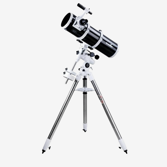Télescope exotelos Skywatcher 150EQ noir sur monture équatoriale blanche avec trépied réglable pour astronomie