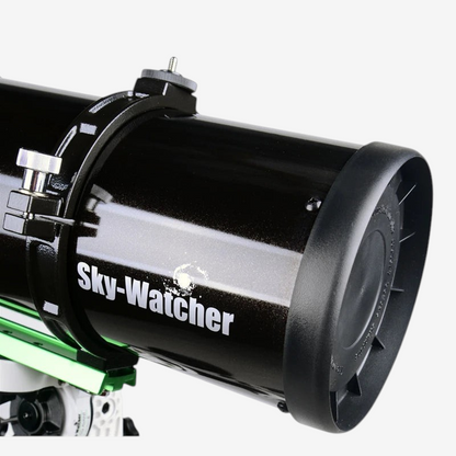 Télescope newtonien Skywatcher AZ-EQ Avant 130P noir avec logo de la marque, disponible chez exotelos